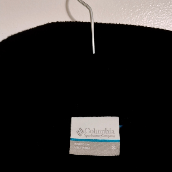 Columbia black fuzzy jacket with green at the zipper. Size small - Picture 3 of 4